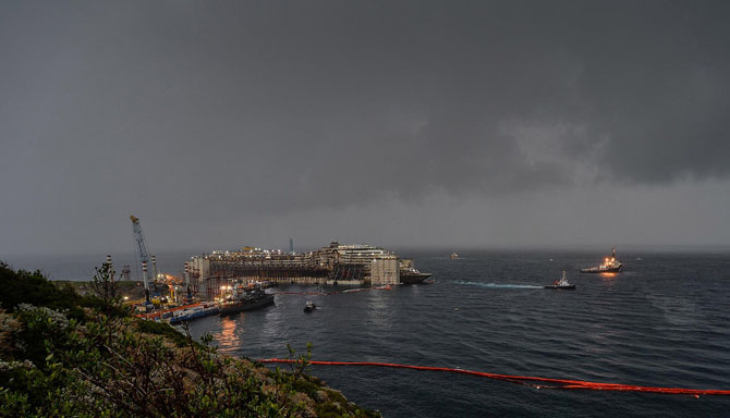 Последнее путешествие лайнера Costa Concordia (29 фото) Последнее путешествие лайнера Costa Concordia (29 фото)
