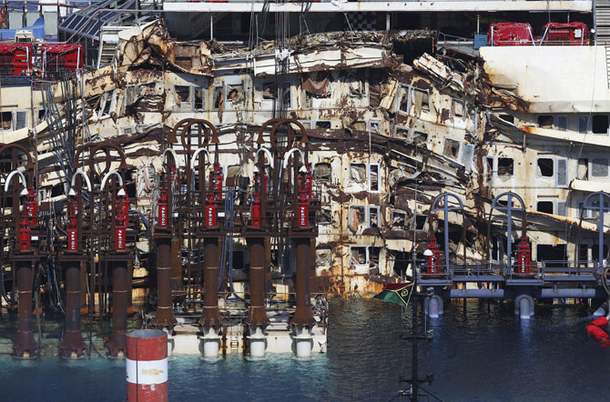 Последнее путешествие лайнера Costa Concordia (29 фото) Последнее путешествие лайнера Costa Concordia (29 фото)