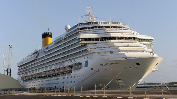 Последнее путешествие лайнера Costa Concordia (29 фото) Последнее путешествие лайнера Costa Concordia (29 фото)