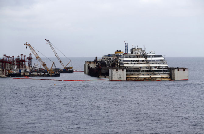 Последнее путешествие лайнера Costa Concordia (29 фото) Последнее путешествие лайнера Costa Concordia (29 фото)