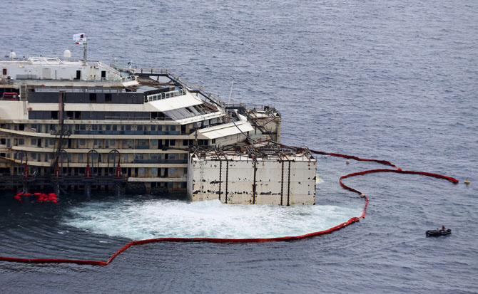 Последнее путешествие лайнера Costa Concordia (29 фото) Последнее путешествие лайнера Costa Concordia (29 фото)