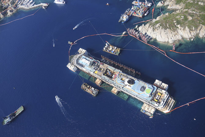 Последнее путешествие лайнера Costa Concordia (29 фото) Последнее путешествие лайнера Costa Concordia (29 фото)