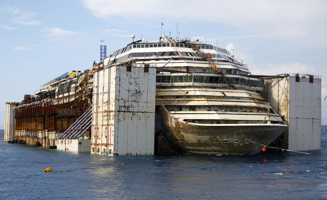 Последнее путешествие лайнера Costa Concordia (29 фото) Последнее путешествие лайнера Costa Concordia (29 фото)