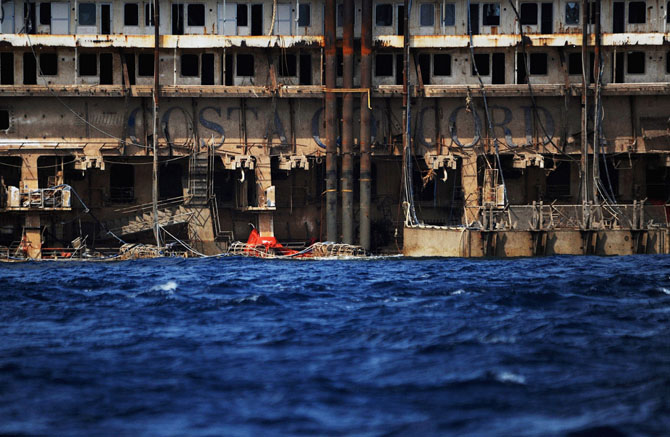 Последнее путешествие лайнера Costa Concordia (29 фото) Последнее путешествие лайнера Costa Concordia (29 фото)