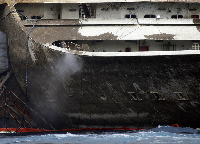 Последнее путешествие лайнера Costa Concordia (29 фото) Последнее путешествие лайнера Costa Concordia (29 фото)