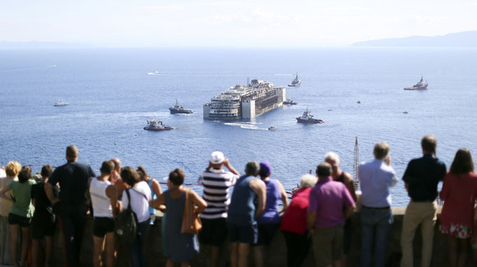 Последнее путешествие лайнера Costa Concordia (29 фото) Последнее путешествие лайнера Costa Concordia (29 фото)