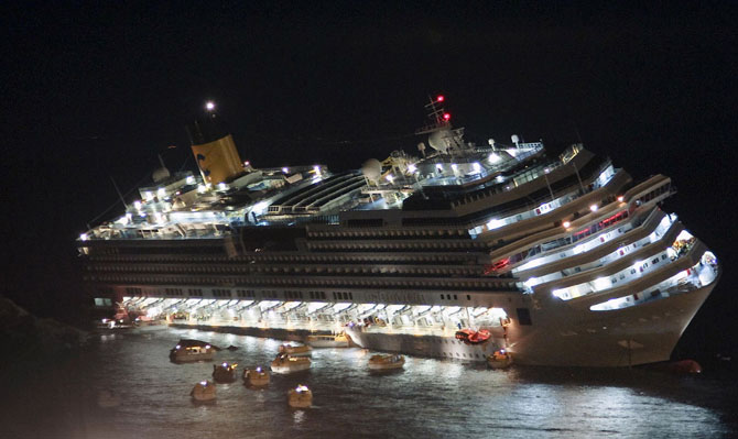 Последнее путешествие лайнера Costa Concordia (29 фото) Последнее путешествие лайнера Costa Concordia (29 фото)