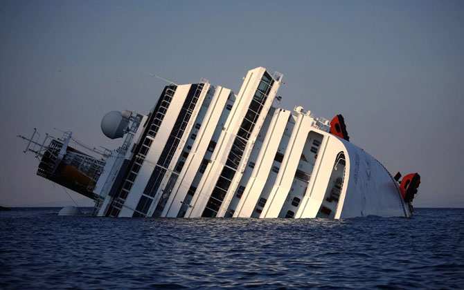 Последнее путешествие лайнера Costa Concordia (29 фото) Последнее путешествие лайнера Costa Concordia (29 фото)