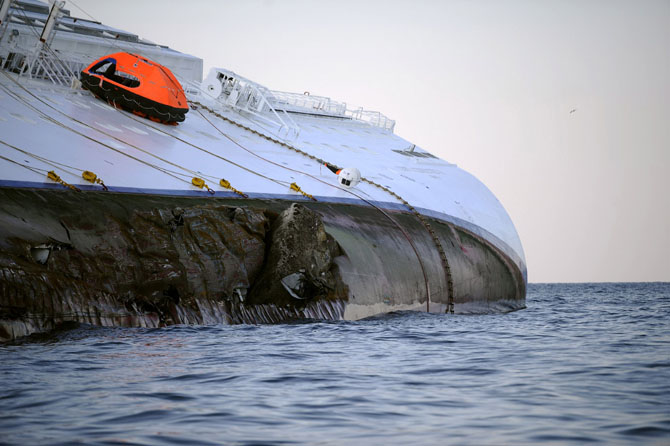 Последнее путешествие лайнера Costa Concordia (29 фото) Последнее путешествие лайнера Costa Concordia (29 фото)
