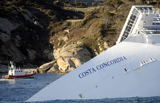 Последнее путешествие лайнера Costa Concordia (29 фото) Последнее путешествие лайнера Costa Concordia (29 фото)