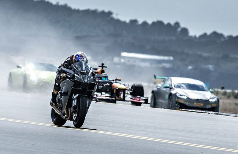Два самолета, суперкары, байк и авто F1 соревновались, кто быстрее преодолеет 400 метров