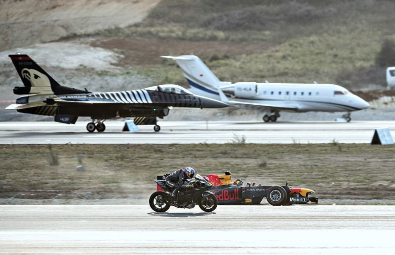 Два самолета, суперкары, байк и авто F1 соревновались, кто быстрее преодолеет 400 метров