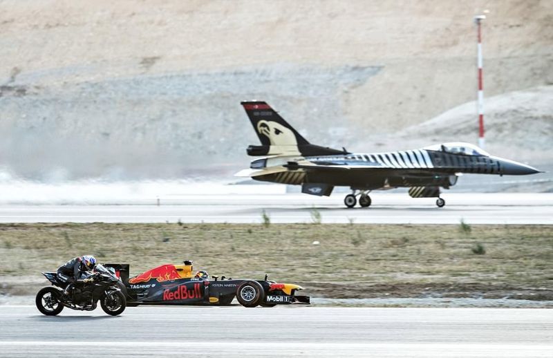 Два самолета, суперкары, байк и авто F1 соревновались, кто быстрее преодолеет 400 метров