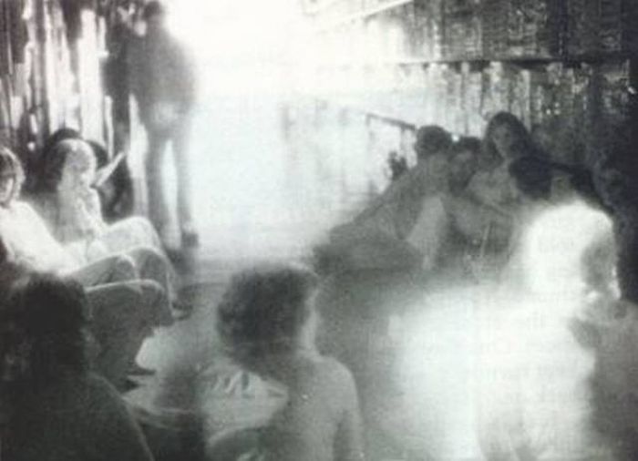 Жуткие фотографии с призраками