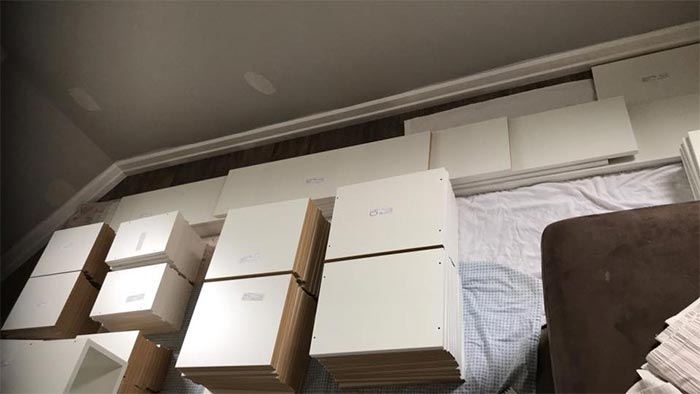 Эта пара увидела в интернете идею и превратила обычные полки в нечто очень крутое Эта пара увидела в интернете идею и превратила обычные полки в нечто очень крутое
