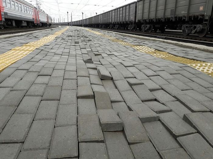 Брусчатка на кировском вокзале