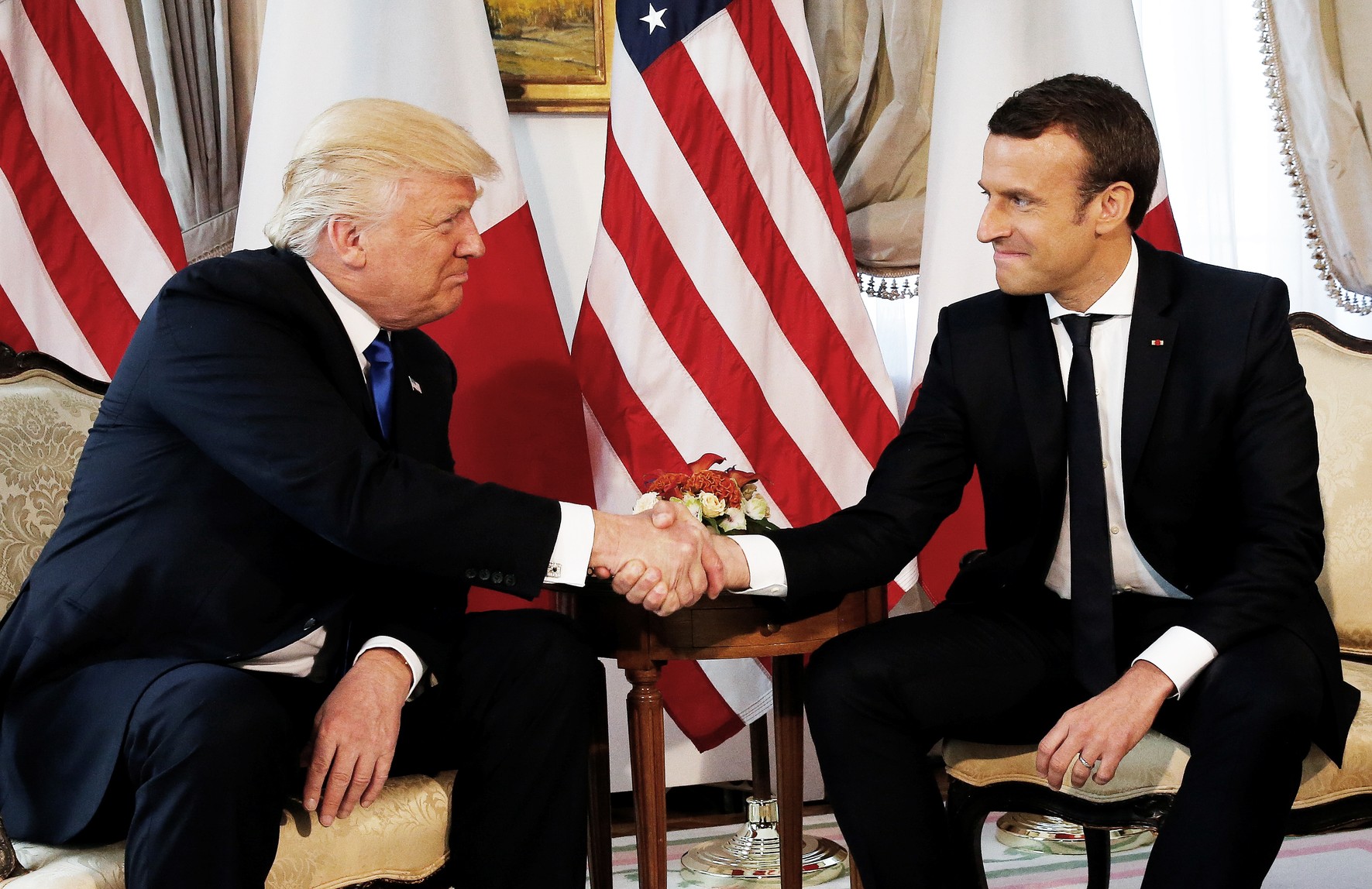 Знаменитое рукопожатие Трампа Знаменитое рукопожатие Трампа