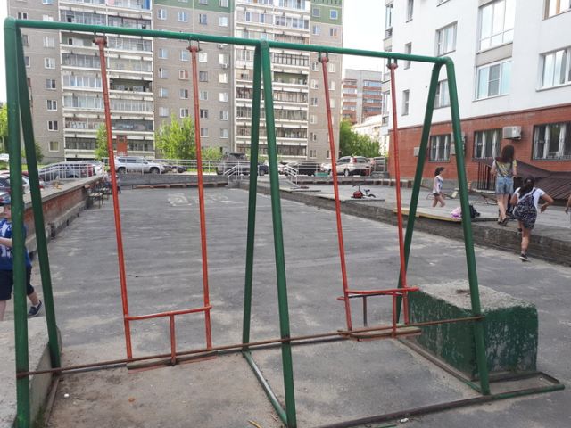 Активисты исправили "травмоопасную" детскую площадку