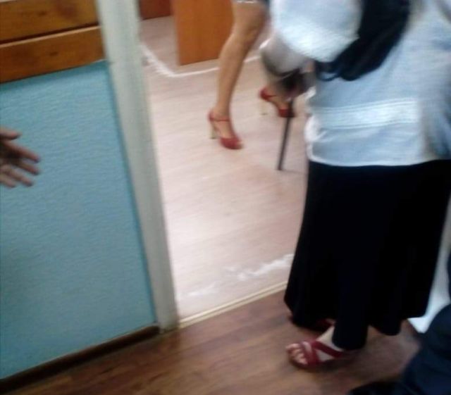 Судья начертила "магический круг" из соли вокруг своего стола