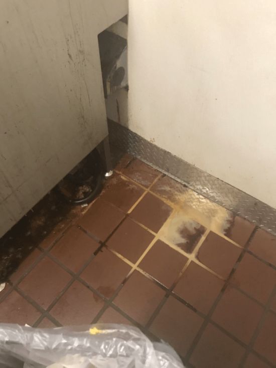 Сотрудник McDonald's сфотографировал машину для мороженого