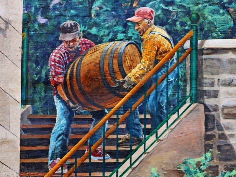 Прекрасные муралы на улицах Квебека