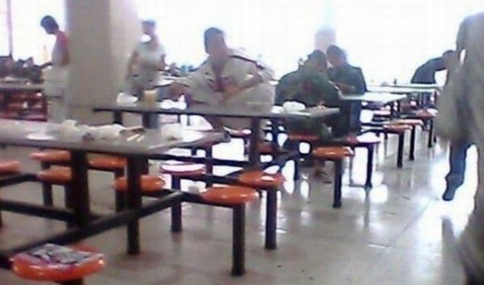 Китайские чоткие пацаны обедают