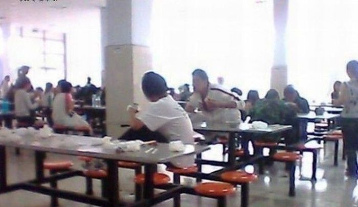 Китайские чоткие пацаны обедают