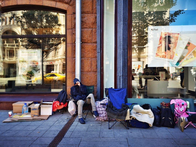 В ожидании старта продаж нового iPhone: очередь на Тверской