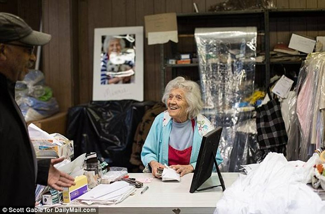 Эта 100-летняя женщина по-прежнему работает в прачечной 11 часов в день
