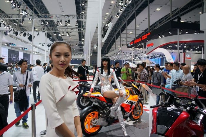 Модели и автомобили на выставке Auto Guangzhou-2013 Модели и автомобили на выставке Auto Guangzhou-2013