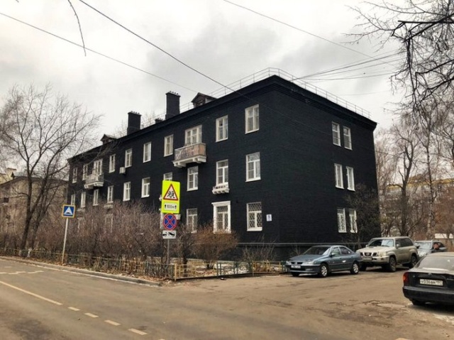 В Подмосковье сталинку покрасили в черный цвет