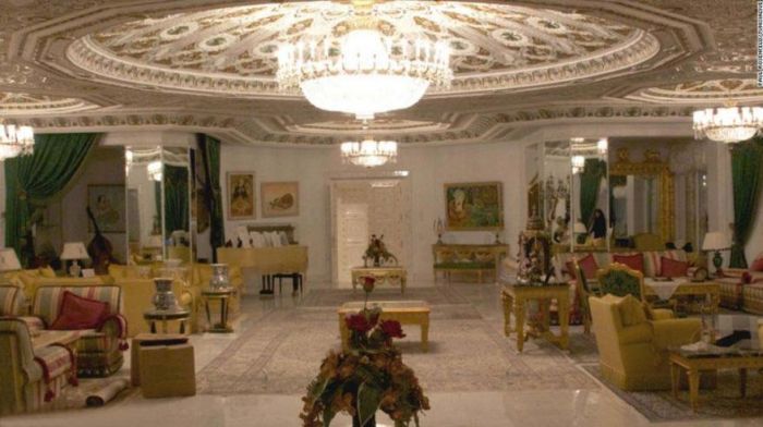 Прогулка по брошенному диктатором дворцу (24 фото)