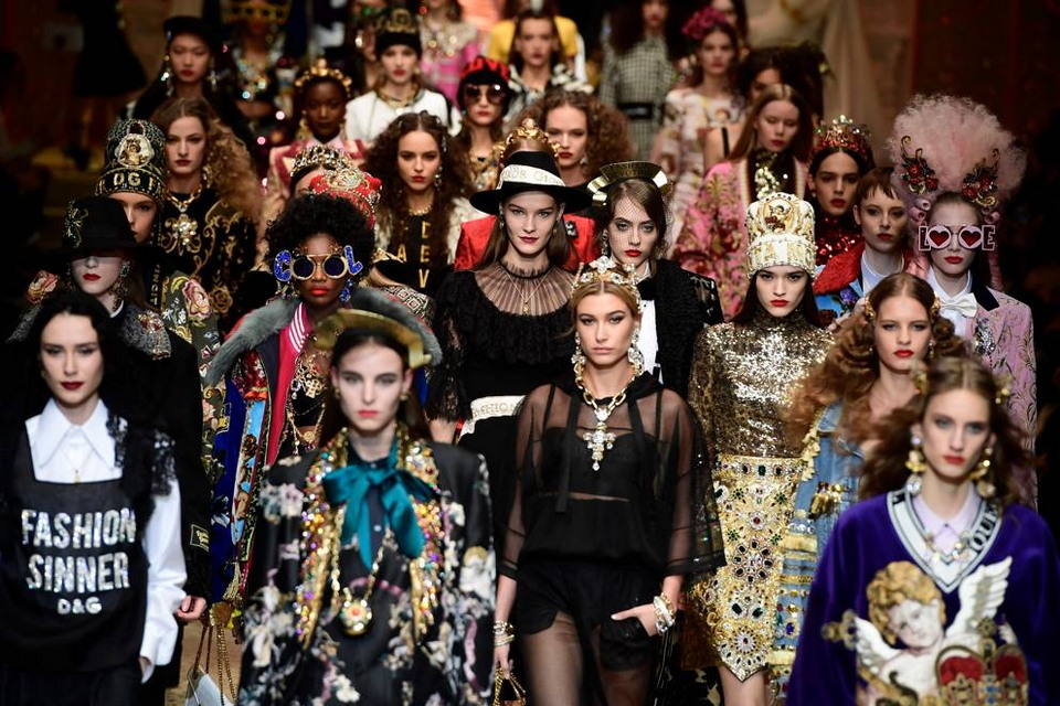 На показе в Милане сумки Dolce & Gabbana демонстрировали дроны