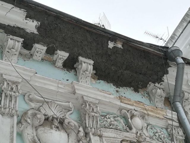 Как в Ростове издеваются над историческими зданиями Как в Ростове издеваются над историческими зданиями