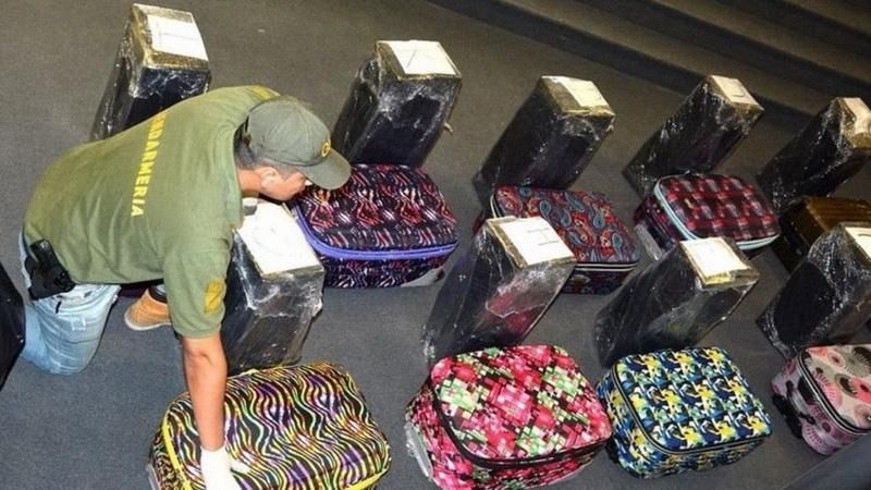 В дипломатической почте посольства России в Аргентине обнаружили 12 чемоданов с 400 кг кокаина