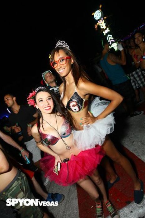 Девушки c Electric Daisy Carnival