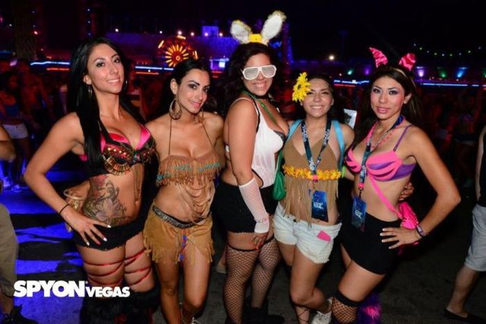 Девушки c Electric Daisy Carnival