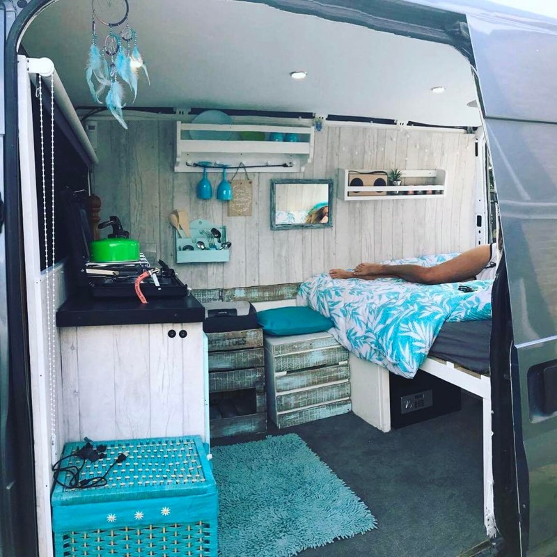 Парочка переоборудовала свой Ford Transit в дом на колесах и отправилась в путешествие по Европе Парочка переоборудовала свой Ford Transit в дом на колесах и отправилась в путешествие по Европе