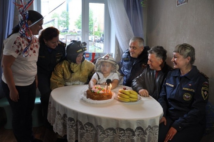 В Петропавловске-Камчатском пожарные поздравили с Днем рождения 7-летнего мальчика Лёню