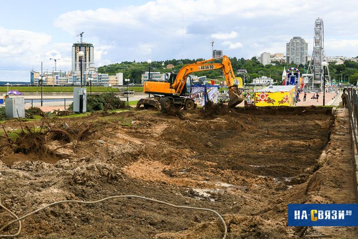 В Чебоксарах пожертвовали елями и газоном ради колеса обозрений и фастфуда