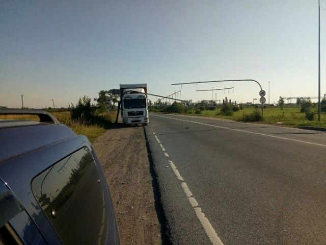 Как власти Санкт-Петербурга пытались уберечь водителей от "Моста глупости"