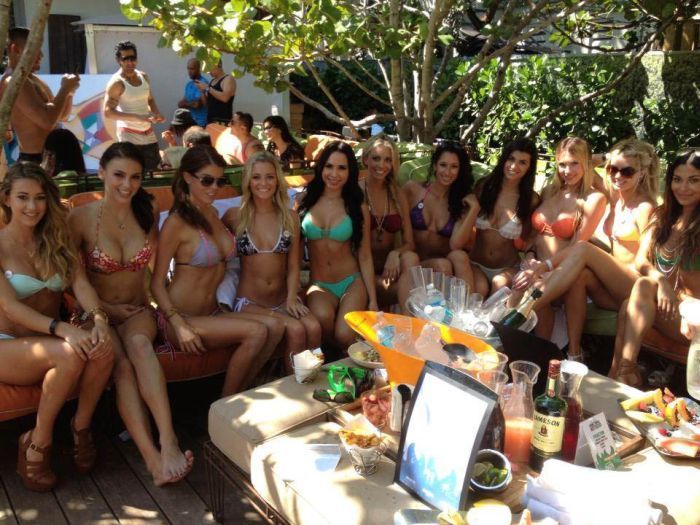 Модели журнала MAXIM на съемках