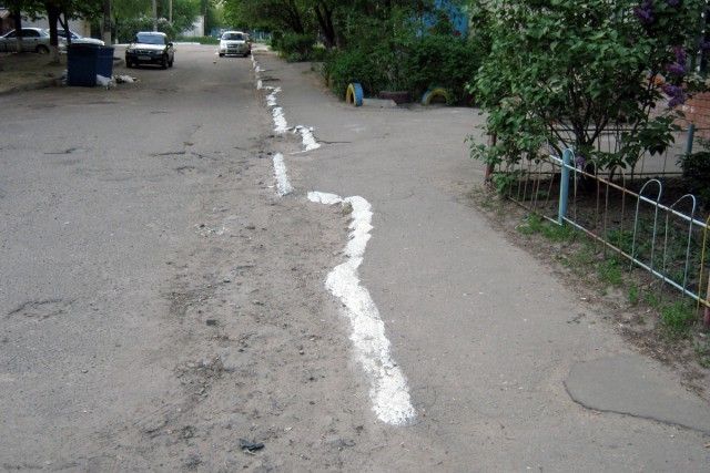 Покрасили бордюр