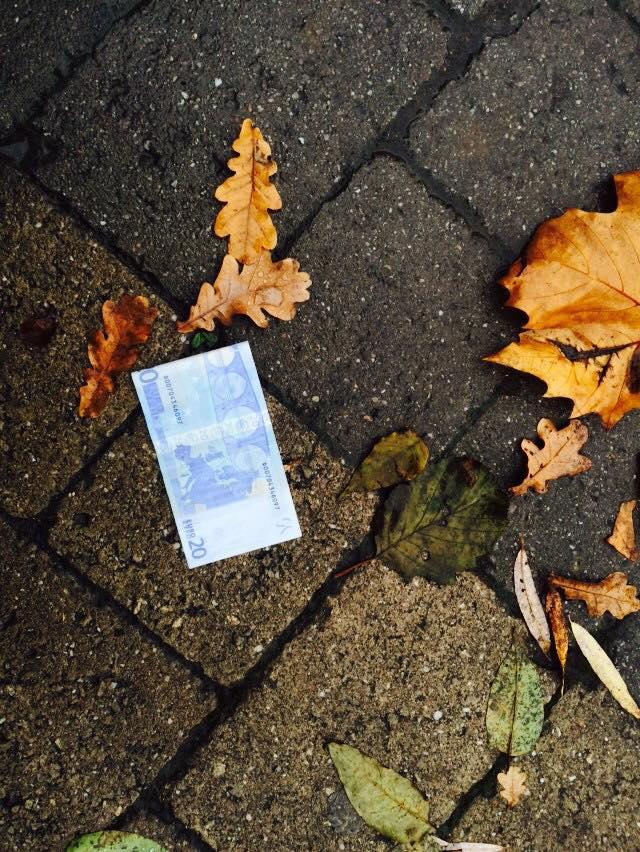 Прогулка по деревушке, где с неба падают евро Прогулка по деревушке, где с неба падают евро