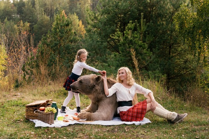 Фотосессия семьи с медведем ввергла западные СМИ в шок Фотосессия семьи с медведем ввергла западные СМИ в шок