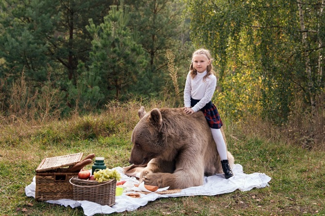 Фотосессия семьи с медведем ввергла западные СМИ в шок Фотосессия семьи с медведем ввергла западные СМИ в шок