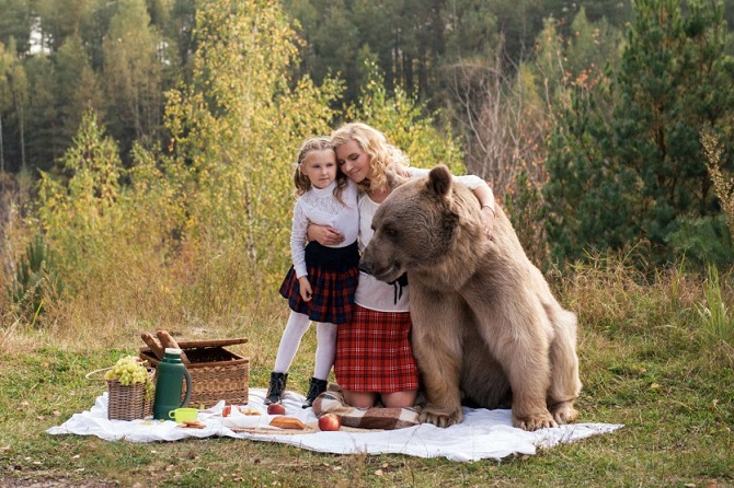Фотосессия семьи с медведем ввергла западные СМИ в шок Фотосессия семьи с медведем ввергла западные СМИ в шок
