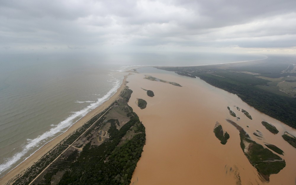 Загрязненные воды реки Риу Доси