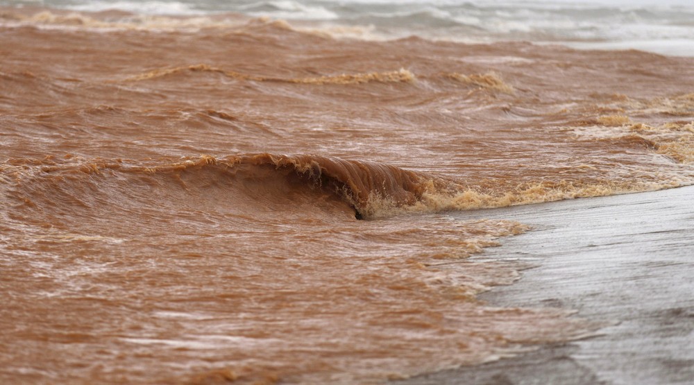 Загрязненные воды реки Риу Доси