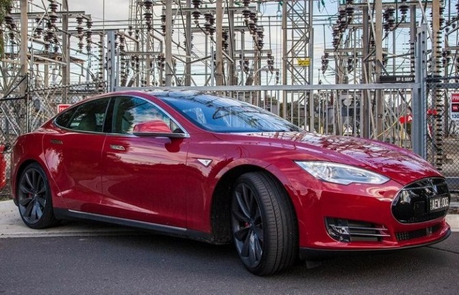 Tesla Motors представила систему автопилота для автомобилей Tesla Motors представила систему автопилота для автомобилей